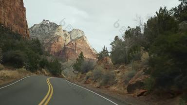 路旅行开车汽车锡安峡谷犹他州美国搭便车旅行美国秋天旅程红色的外星人陡峭的悬崖雨只树多雾的天气平静秋天大气视图车